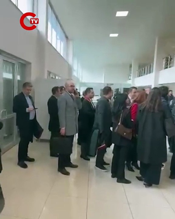 Avukatlar durusma salonuna girmek icin sirada bekliyor, uzun bir kuyruk olustu