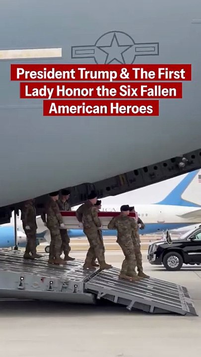 La Maison Blanche diffuse les images Donald Trump qui a participé  à un court cérémonial pour le retour des dépouilles des six premiers soldats américains tués dans la guerre contre l'Iran