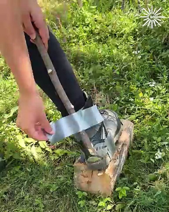 A great idea for making waterproof shoes with duct tape! 👌🏞️