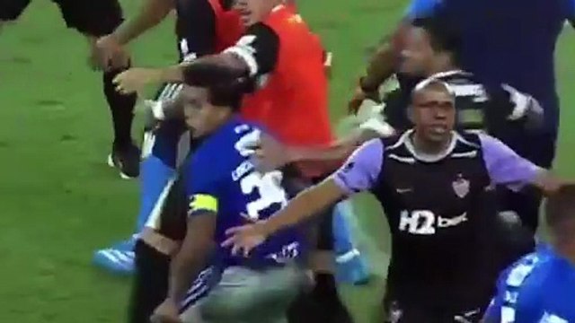 Kimse gözlerine inanamadı: Hulk'tan rakip futbolcuya yumruk! 23 kırmızı kart...