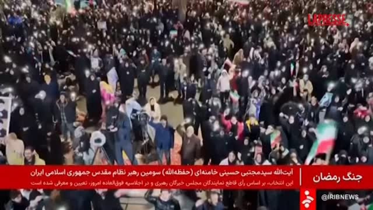 Migliaia di persone festeggiano la nomina di Mojtaba Khamenei a nuova Guida suprema dell'Iran