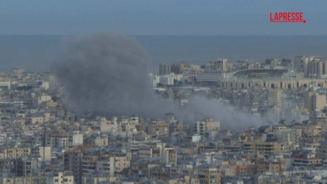 Esplosioni in Libano, una nuvola di fumo avvolge Beirut