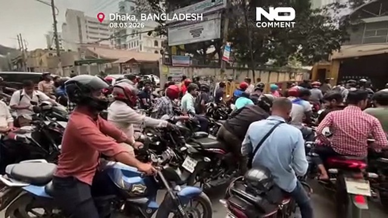 В Бангладеш выстраиваются очереди за топливом н...