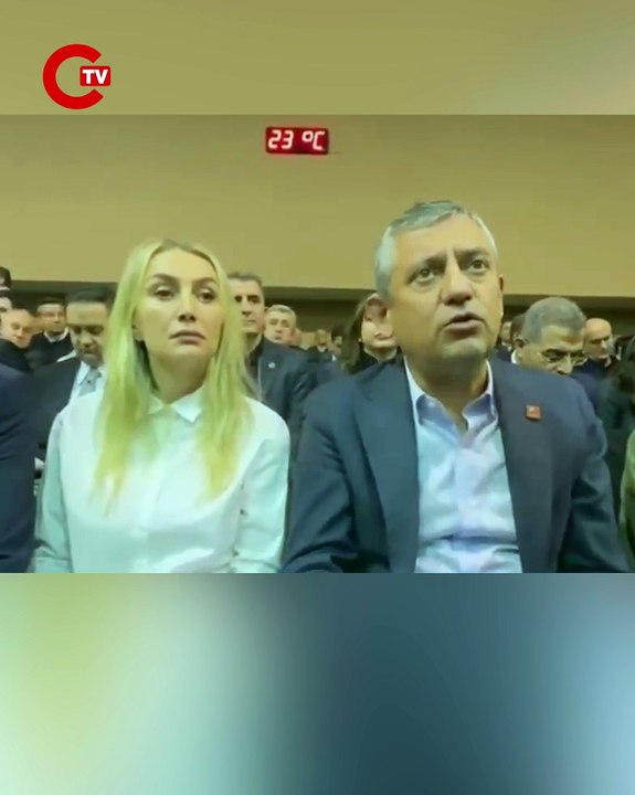 Özgür Özel  Hakim, Ekrem İmamoğlu'na 'Sanık Ekrem' diye sesleniyor, buna salon tepki gösterince 'Ekrem Bey' diye hitap ediyor. Öncesinde senli benli konuşurken, siz demeye başlıyor. Güya itibarsızlaştıracak.
