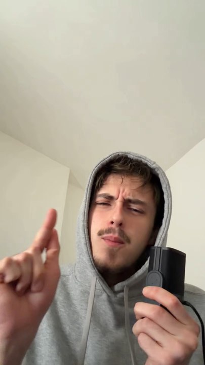 C'est une œuvre importante et tellement puissante.J'adore cette œuvre, surtout qu'il y a énormément de symboles, de signe, de références à l'histoire !Œuvre : The Dinner Party de Judy Chicago (1974 à 1979.)