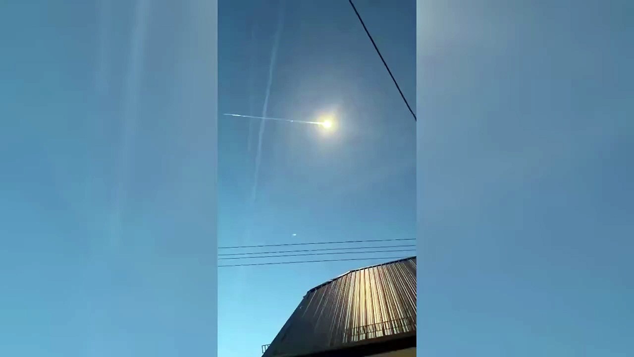 Una brillante bola de fuego cruza el cielo al anochecer: un meteorito sorprende a quienes miraban hacia arriba