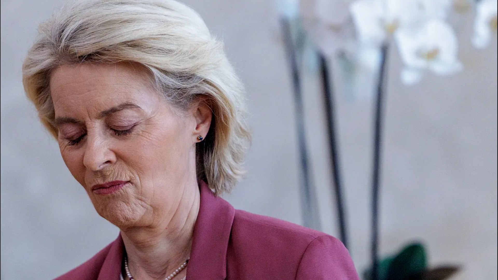 En un discurso de gran calado geopol�tico durante la conferencia anual de embajadores de la UE en Bruselas, la presidenta de la Comisi�n Europea, Ursula von der Leyen, ha reafirmado su alineamiento total con Estados Unidos e Israel en el marco del conflicto con Ir�n. La mandataria alemana no solo evit� cualquier cr�tica hacia las acciones de Washington y Tel Aviv, sino que agudiz� sus ataques contra el r�gimen de Teher�n, afirmando con contundencia que "no debe derramarse ninguna l�grima" por un gobierno que ha impuesto muerte y represi�n a su propio pueblo.