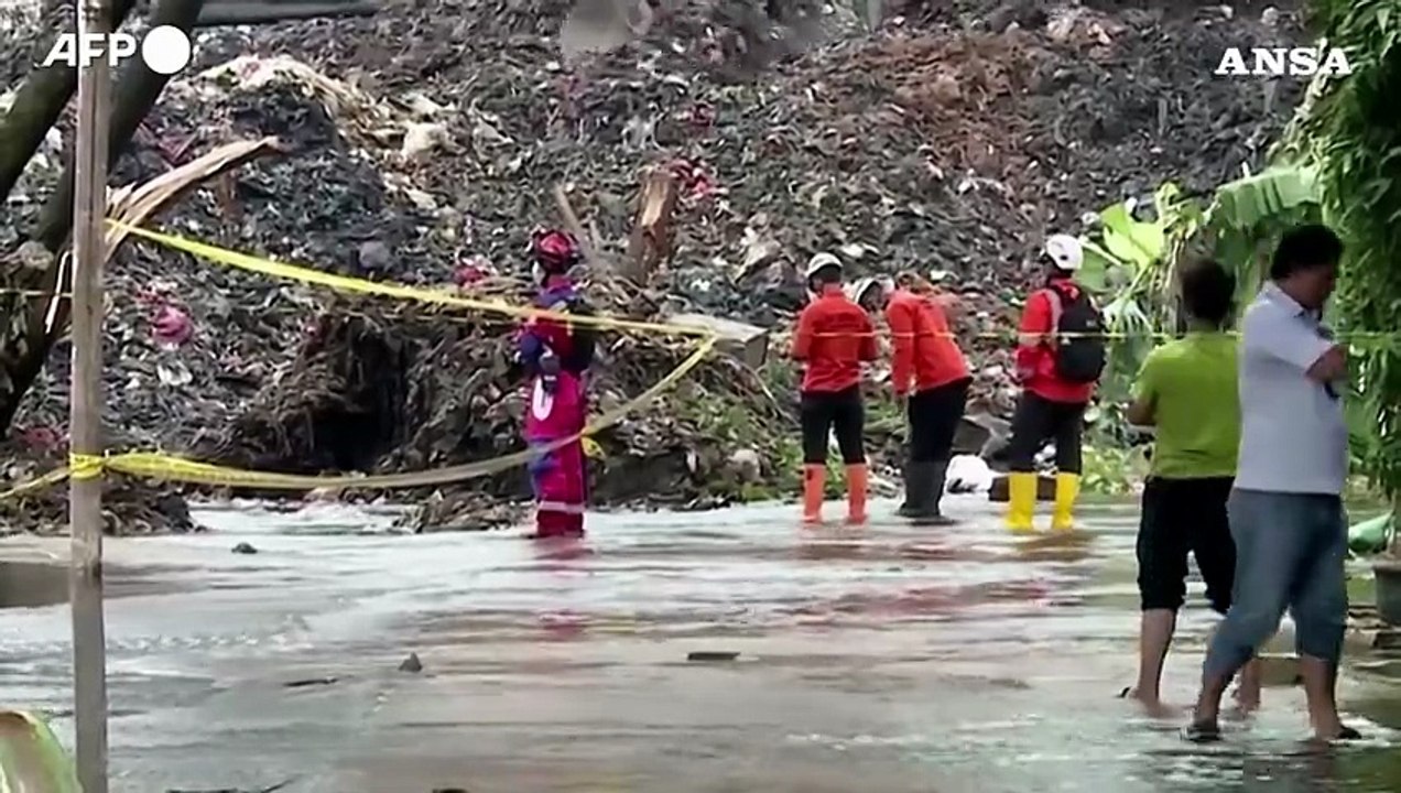 Crollo in una discarica in Indonesia, almeno 5 morti e 4 dispersi