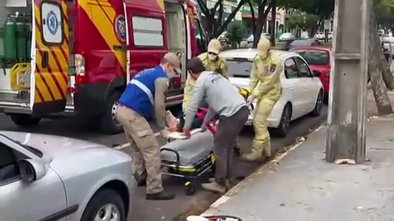 Motociclista fica ferido após colisão com carro na Avenida Brasil
