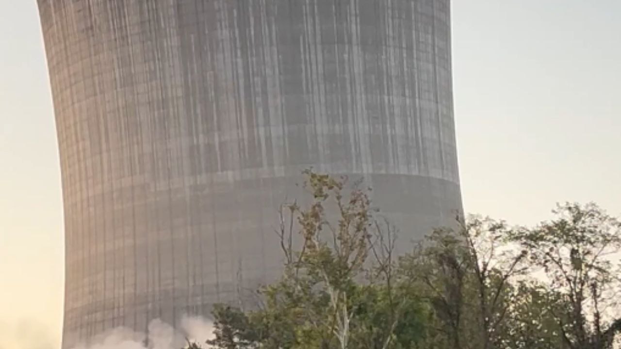 Captivating footage of the controlled demolition of the unused 540-foot Hartsville cooling tower