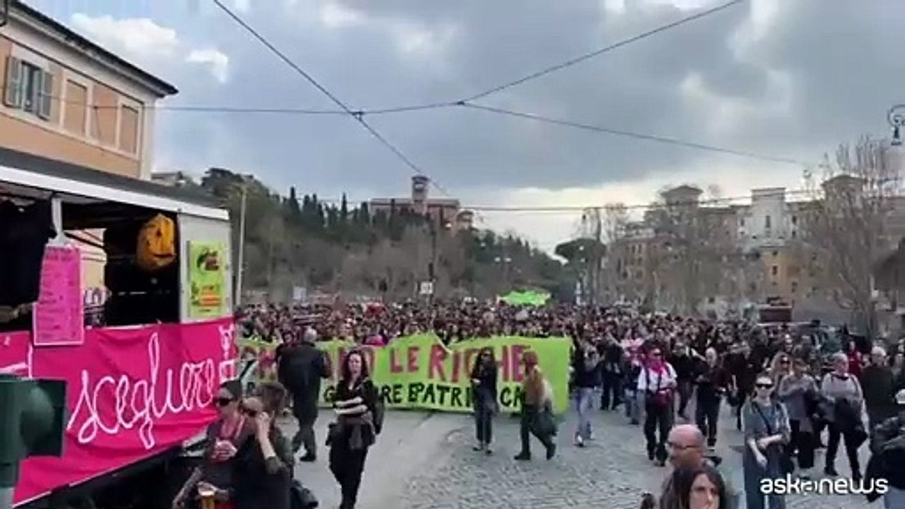 Sciopero transfemminista, a Roma lo striscione contro la guerra