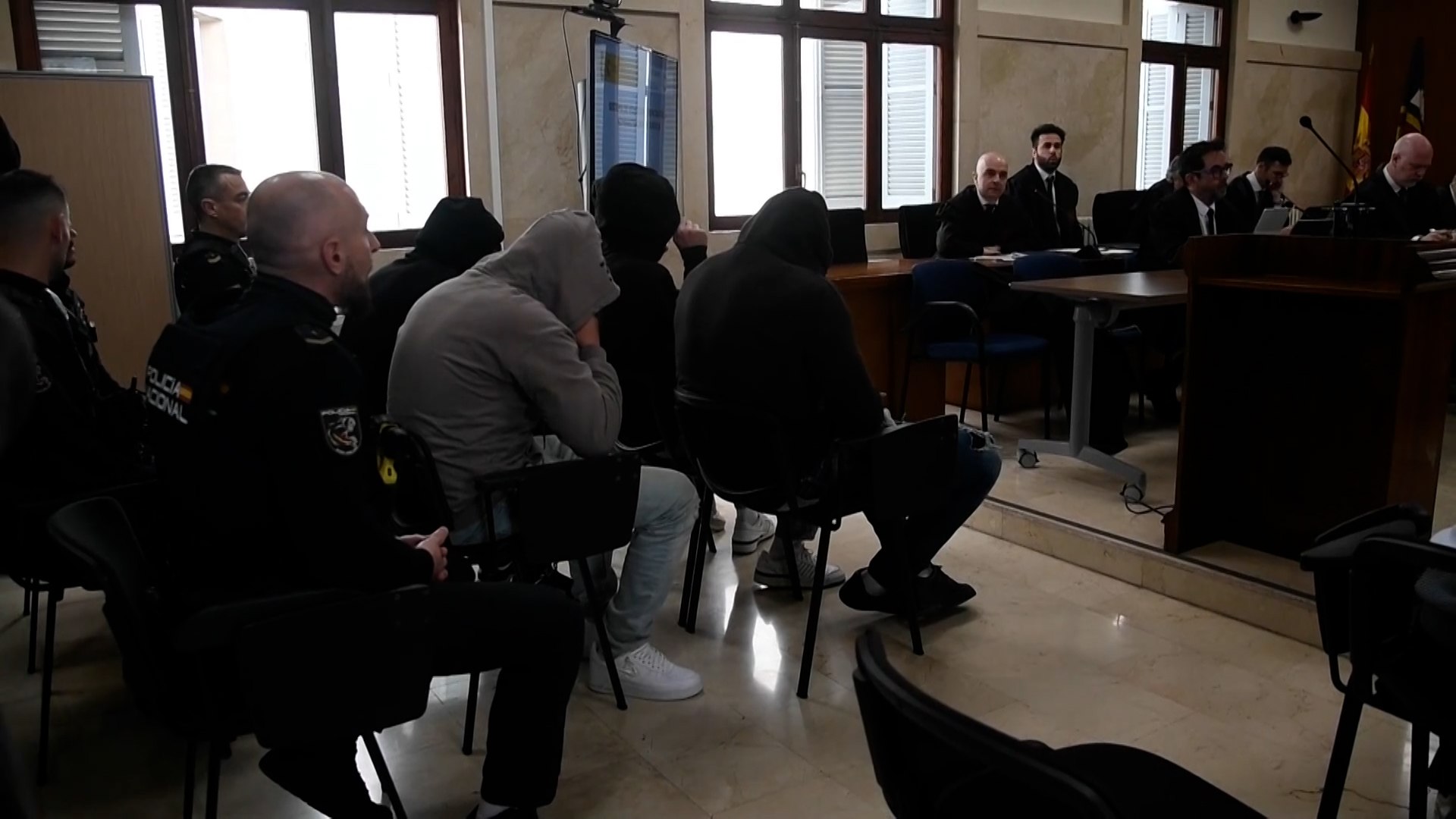 La Audiencia Provincial de Palma ha dictado este lunes una sentencia condenatoria contra ocho j�venes &mdash;siete de nacionalidad francesa y uno suiza&mdash; por la agresi�n sexual y el trato vejatorio infligido a una turista brit�nica en Mallorca durante el verano de 2023. Los autores de los hechos han sido condenados a un total de 72 a�os y tres meses de prisi�n tras admitir su culpabilidad en la vista oral. Esta cifra supone una reducci�n significativa respecto a los 153 a�os que reclamaba inicialmente la Fiscal�a, debido a que los acusados consignaron 150.000 euros para reparar el da�o causado, benefici�ndose de una atenuante.