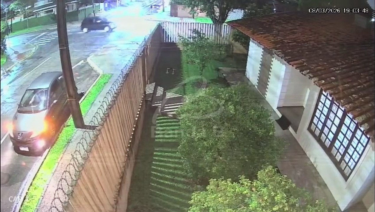 Motorista atinge três carros ao causar sequência de acidentes em Pinhais