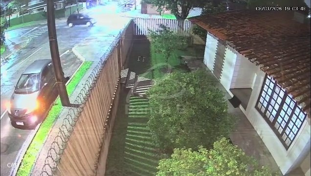 Motorista atinge três carros ao causar sequência de acidentes em Pinhais