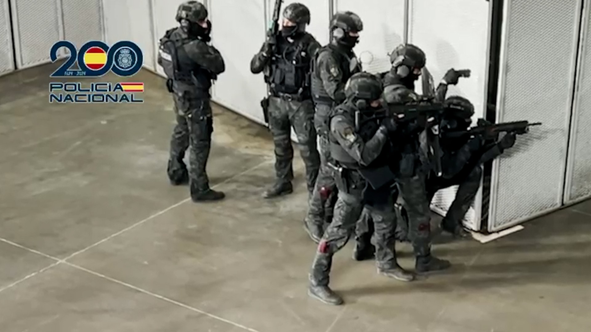 La Polic�a Nacional ha realizado durante la madrugada de este lunes un simulacro de tres horas en los alrededores del Movistar Arena de Madrid con el objetivo de entrenar la respuesta ante un posible incidente grave.

El ejercicio se desarroll� entre las 5:00 y las 8:00 de la ma�ana y cont� con la participaci�n de diversas unidades policiales que se concentraron en las inmediaciones del recinto. Durante el simulacro tambi�n se escucharon detonaciones simuladas como parte del entrenamiento operativo.

La propia Polic�a Nacional inform� previamente de la operaci�n a trav�s de un mensaje publicado en la red social X para evitar alarma entre los vecinos. En el aviso explicaron que el objetivo del ejercicio era preparar a los agentes para actuar de la forma m�s eficaz posible ante una situaci�n de emergencia en un lugar con gran afluencia de p�blico.

"De 5 a 8 horas de este lunes vamos a realizar el simulacro de un incidente grave en el entorno del Movistar Arena en Madrid. Habr� concentraci�n de unidades policiales y se pueden escuchar detonaciones. Entrenamos para protegerte", se�al� el cuerpo policial en su comunicado.

Este tipo de ejercicios permite mejorar la coordinaci�n entre unidades y reforzar la capacidad de reacci�n ante posibles amenazas en espacios donde se celebran grandes eventos.