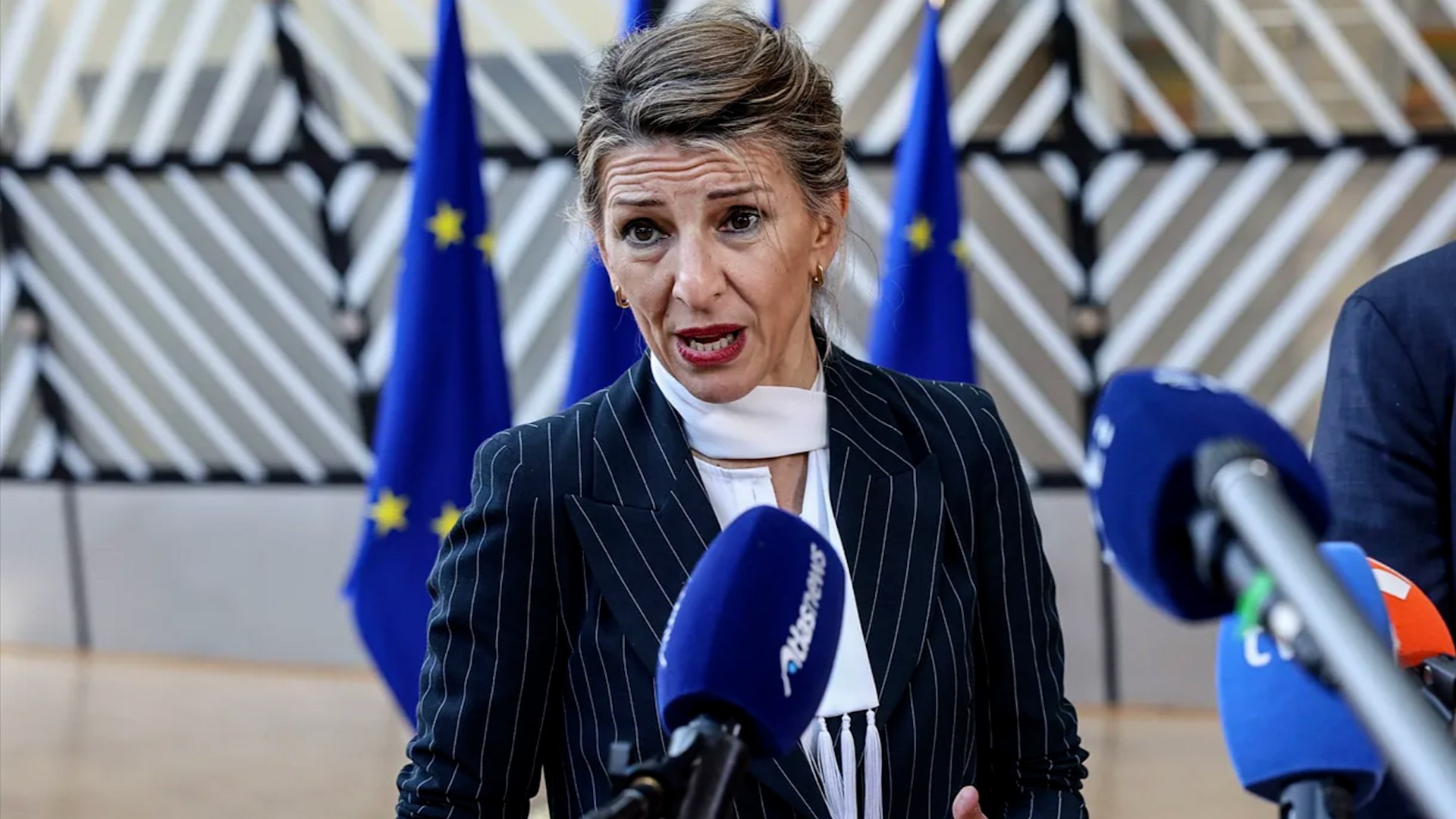 En un duro cruce de declaraciones desde Bruselas, la vicepresidenta segunda del Gobierno espa�ol, Yolanda D�az, ha arremetido contra la presidenta de la Comisi�n Europea, Ursula von der Leyen, por su posicionamiento ante el conflicto b�lico en Ir�n. D�az ha exigido a la alta funcionaria alemana que act�e en defensa de la "legalidad internacional", calificando cualquier otra postura como una forma de "barbarie".