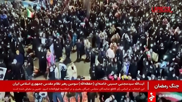 Iran, migliaia di persone festeggiano la nomina di Mojtaba Khamenei a nuova Guida Suprema