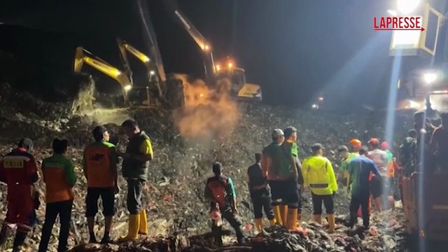 Indonesia, una valanga di rifiuti sommerge i lavoratori nella pi? grande discarica del Paese