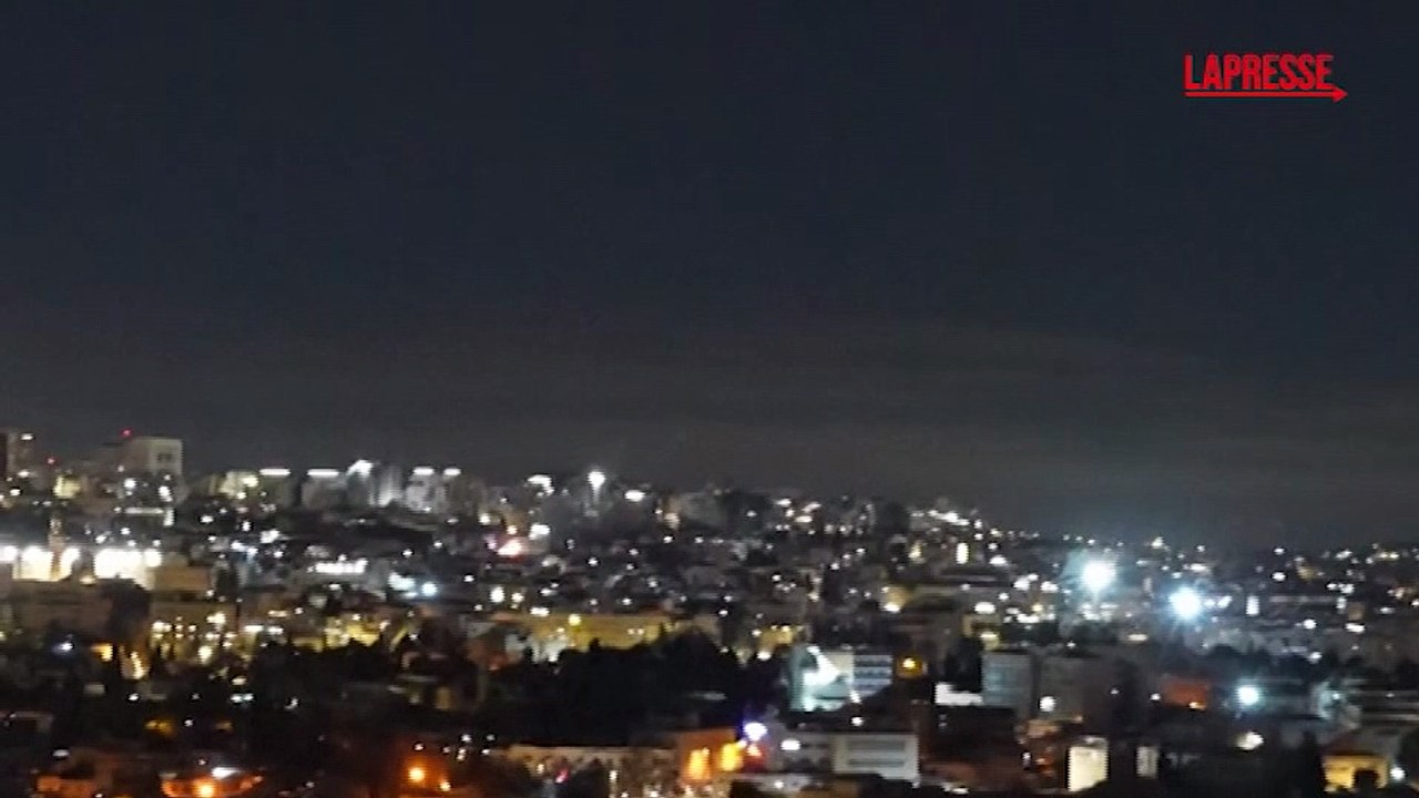 Iran, il video delle bombe a grappolo sganciate sopra Gerusalemme