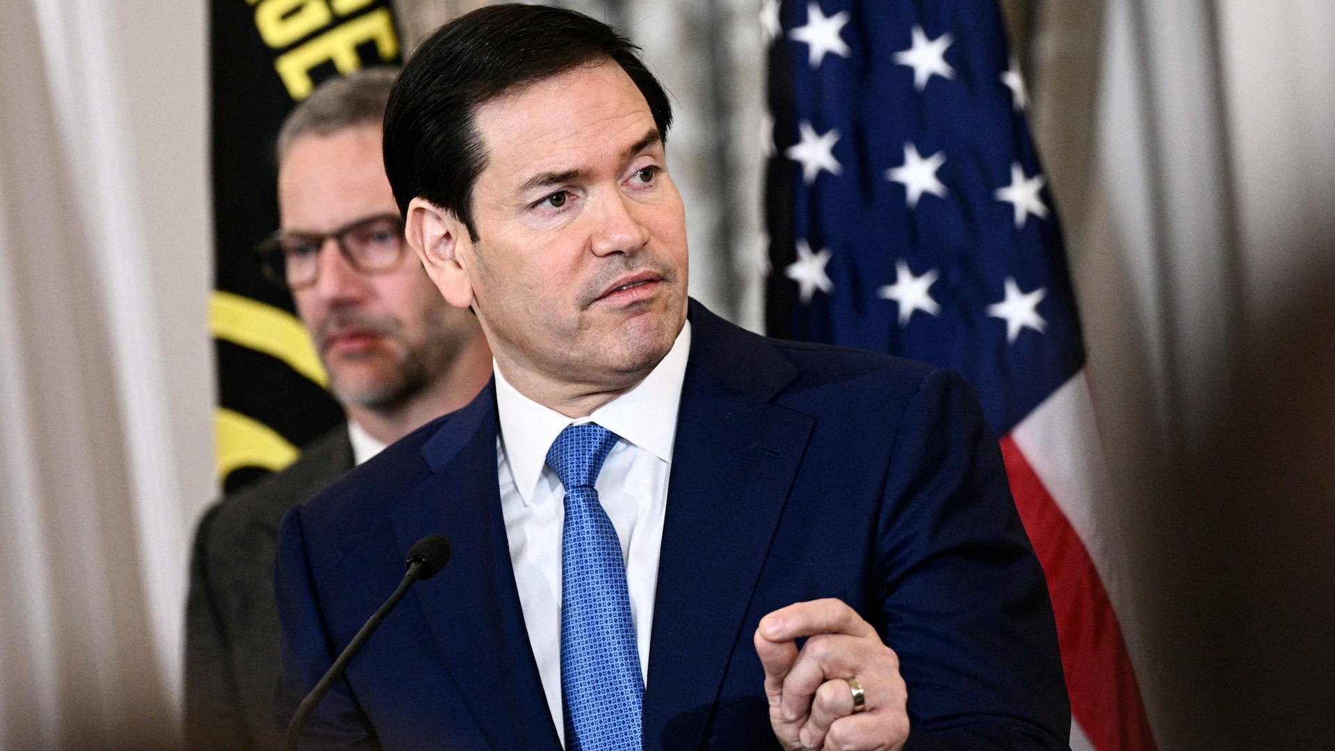 El secretario de Estado de los Estados Unidos, Marco Rubio, denunci� este lunes que el r�gimen de Ir�n est� intentando tomar al mundo como "reh�n" a trav�s de sus ataques continuos contra la estabilidad internacional
. En un discurso pronunciado en el Departamento de Estado, Rubio insisti� en que Washington sigue avanzando con firmeza en sus objetivos militares para neutralizar la amenaza que representa el sistema clerical de Teher�n.