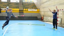Feijóo muestra su habilidad con el balonmano y marca un gol "al mejor portero de España"