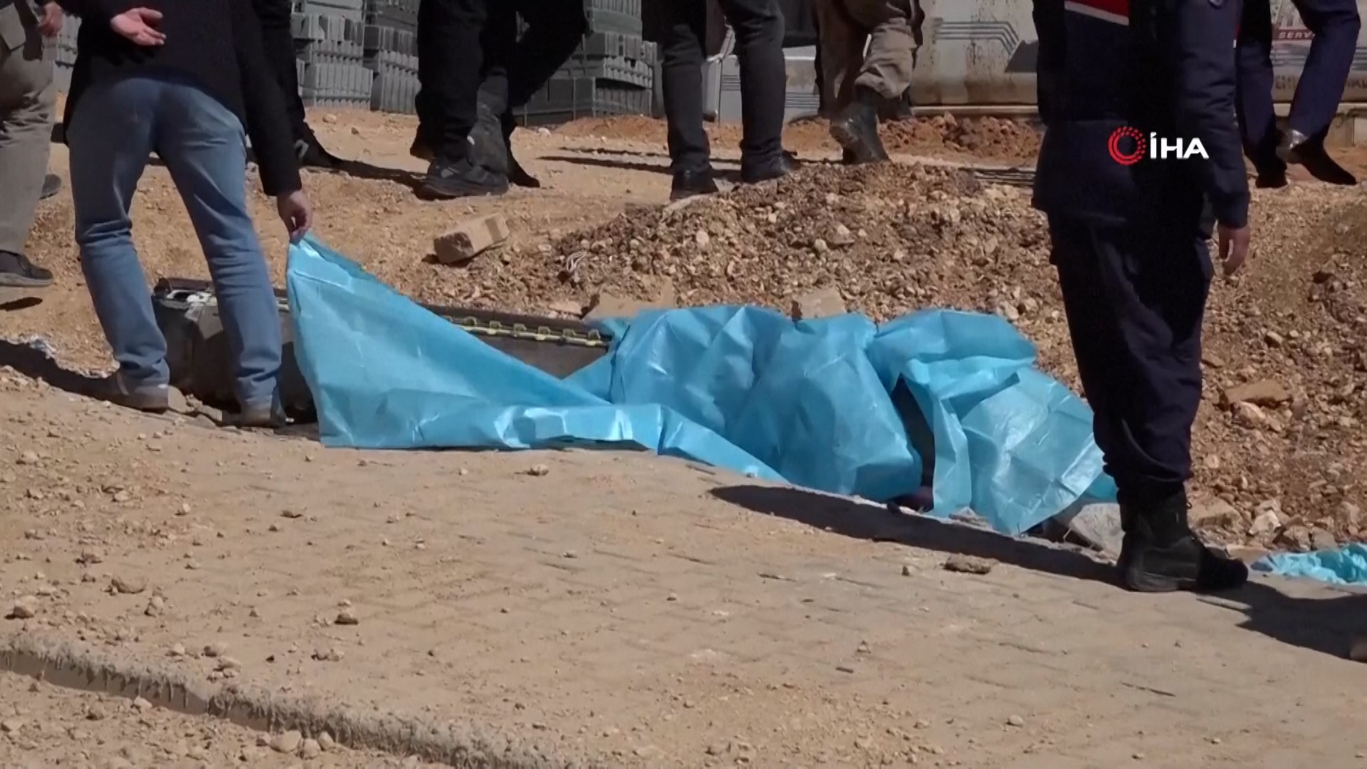 Horas despu�s de que Ir�n anunciara que Mojtaba Jamenei, hijo del ayatol� Ali Jamenei, ha sido designado nuevo l�der supremo tras la muerte de su padre, el ej�rcito israel� lanz� una nueva oleada de bombardeos "a gran escala" contra varios puntos del pa�s. Seg�n fuentes militares, los ataques se concentraron en la capital, Teher�n, as� como en la ciudad de Isfah�n y en distintas zonas del sur iran�, en lo que supone una nueva escalada del conflicto.
Ir�n respondi� este lunes con el lanzamiento de varios misiles contra territorio israel�. Uno de los proyectiles caus� la muerte de un hombre y dej� adem�s a dos personas en estado cr�tico, seg�n informaron los servicios de emergencia. La tensi�n militar sigue aumentando mientras ambos pa�ses mantienen los intercambios de ataques.
En paralelo, los sistemas de defensa de la OTAN interceptaron en el espacio a�reo turco un misil bal�stico disparado desde Ir�n, con la colaboraci�n de la bater�a Patriot espa�ola desplegada en la zona. Se trata del segundo incidente de este tipo registrado en apenas cinco d�as. Estados Unidos, por su parte, suspendi� los servicios consulares en el sur de Turqu�a y orden� evacuar al personal diplom�tico no esencial por motivos de seguridad.
El conflicto tambi�n sacude a los mercados. El petr�leo Brent subi� m�s de un 17% y roz� los 120 d�lares, mientras el G7 estudia usar reservas estrat�gicas para frenar la escalada. Rusia, entretanto, reiter� su respaldo a Teher�n.