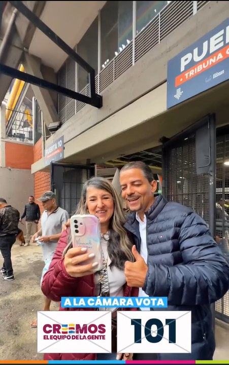 ¡El equipo de la gente está en la calle! 🤝 El Profe Luis Guillermo "Luisgui" Patiño, del equipo de Fico, sigue sumando apoyos por la educación y el futuro de nuestra región.