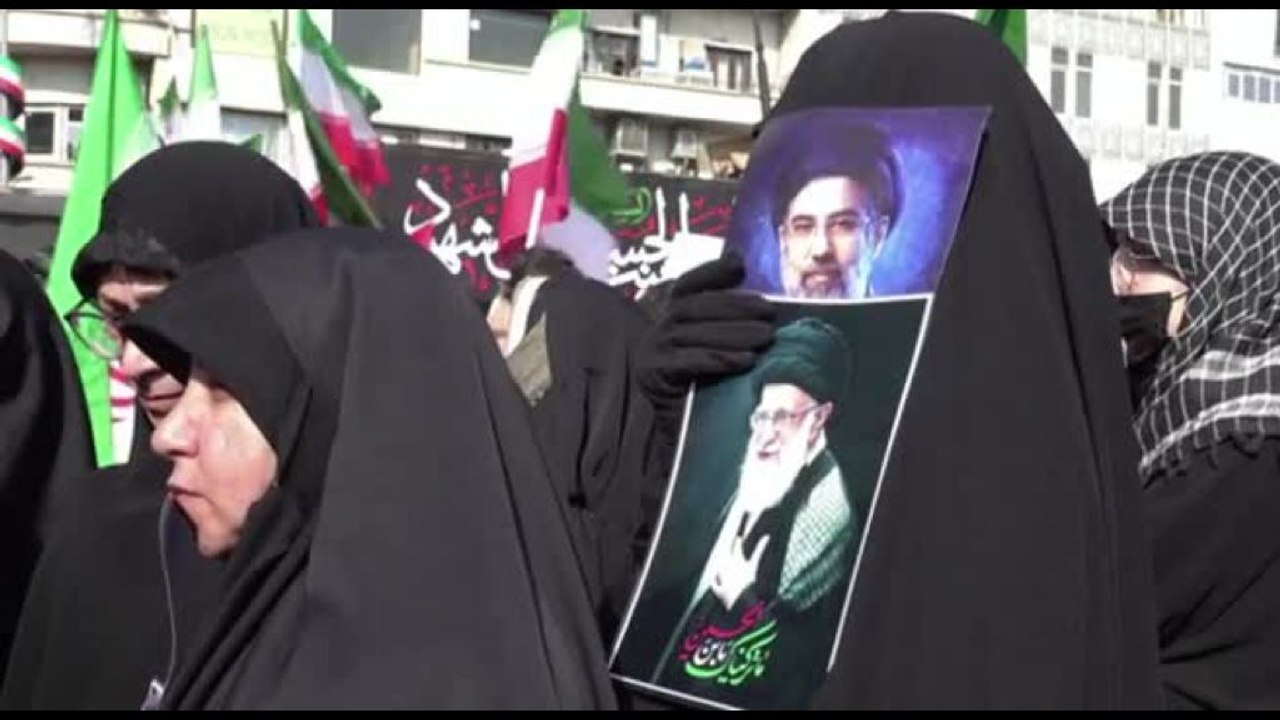 Iran, in migliaia in piazza per giurare fedeltà a Mojtaba Khamenei