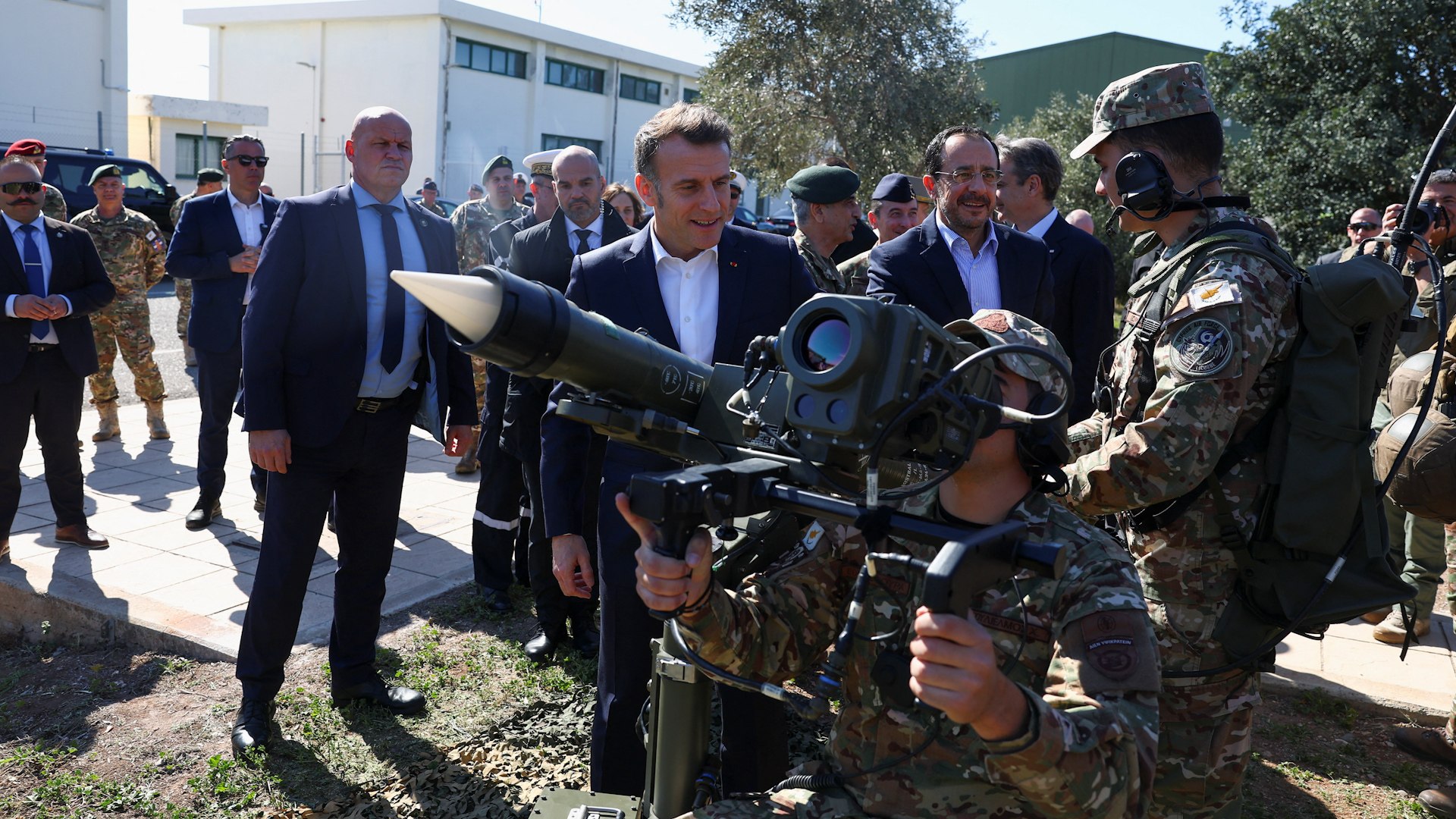 El presidente de Francia, Emmanuel Macron, ha protagonizado este lunes un movimiento geopol�tico de alto calado en el Mediterr�neo oriental al aterrizar en Nicosia tras los recientes ataques con drones ejecutados por Ir�n. En un contexto de m�xima tensi�n regional por la guerra que enfrenta a Estados Unidos e Israel contra el r�gimen de Teher�n, Macron ha querido dejar clara la postura de Par�s respecto a la seguridad de la Uni�n Europea, cuya presidencia semestral ostenta actualmente Chipre. Con una firmeza inusual, el mandatario galo ha sentenciado que "Cuando Chipre es atacada, Europa es atacada".
La respuesta francesa no ha sido �nicamente diplom�tica, sino que ha venido acompa�ada de un despliegue militar de gran envergadura. Macron ha anunciado "un movilizaci�n sin precedentes de nuestra Armada" en una operaci�n dise�ada para blindar el tr�fico mar�timo en la zona. Este operativo incluye el env�o de "ocho fragatas" adicionales, dos portahelic�pteros y el buque insignia de la Marina francesa, el portaaviones Charles de Gaulle, que ya se encuentra fondeado frente a las costas de Creta.
Este despliegue tiene como objetivo "reforzar los recursos militares ya presentes en la regi�n, garantizar la libertad de navegaci�n desde el Mar Rojo hasta el estrecho de Ormuz y contribuir a la distensi�n". El Charles de Gaulle, que llega desde el Atl�ntico Norte, cuenta con una unidad naval de apoyo compuesta por dos fragatas, un buque cisterna, un submarino y unos 40 aviones, entre ellos los cazas Rafale. Adem�s, el portaaviones se integrar� en la operaci�n europea Aspides, bajo coordinaci�n griega.
Durante sus reuniones en Pafos con el presidente chipriota, Nikos Christodoulides, y el primer ministro griego, Kyriakos Mitsotakis, Macron ha enfatizado que la defensa de la isla es "una cuesti�n esencial para su pa�s, para su vecino, socio y amigo, Grecia, pero tambi�n para Francia y con ella, la Uni�n Europea". En su discurso, el presidente ha querido matizar que estas misiones son "puramente defensivas" y que su fin �ltimo es proteger a los cerca de 400.000 ciudadanos franceses que residen en la zona.
Asimismo, ha reafirmado el compromiso de Francia con aliados regionales como Qatar, Kuwait, Jordania o Arabia Saud�, calific�ndolos como "pa�ses que han sido atacados o desestabilizados y a los que brindamos nuestro apoyo". Esta visita adquiere un alto valor simb�lico, especialmente tras el ataque iran� contra la base brit�nica de Akrotiri hace apenas una semana, un suceso ante el cual Macron ha querido adelantarse con una respuesta r�pida y contundente.