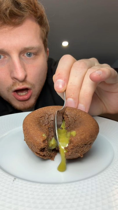 Le dessert au matcha de chez Picard est tout simplement divin ! 😍✨🎉  Parmi mes préférés, on retrouve le fondant au matcha et, mon coup de cœur absolu, le cookie matcha, chocolat blanc et coulis de framboises.