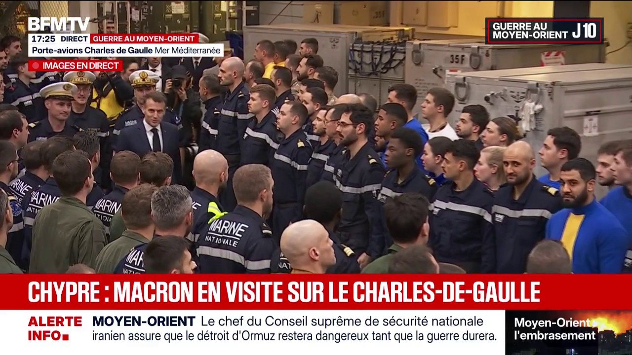 La haie d'honneur de l'équipage du porte-avions Charles-de-Gaulle pour Emmanuel Macron