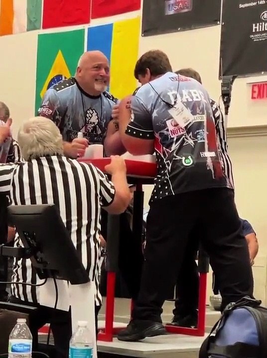 Les bras de ce champion de bras de fer son impressionnants : Jeff Dabe