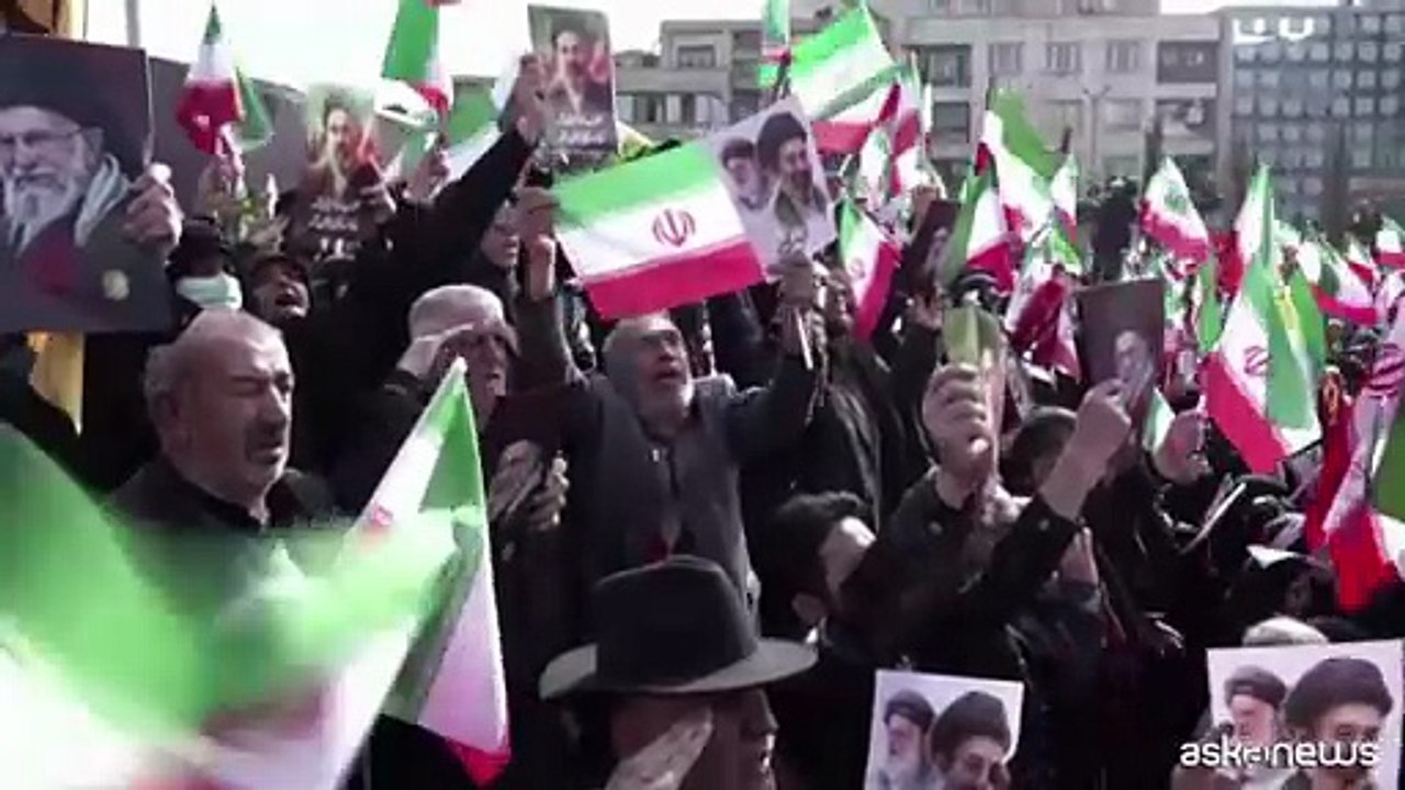 Iran, in migliaia in piazza per giurare fedeltà a Mojtaba Khamenei
