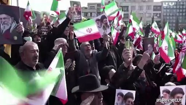 Iran, in migliaia in piazza per giurare fedeltà a Mojtaba Khamenei