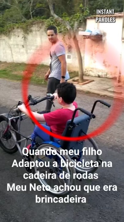 Ce père permet à son fils en fauteuil roulant de faire du vélo malgré son handicap