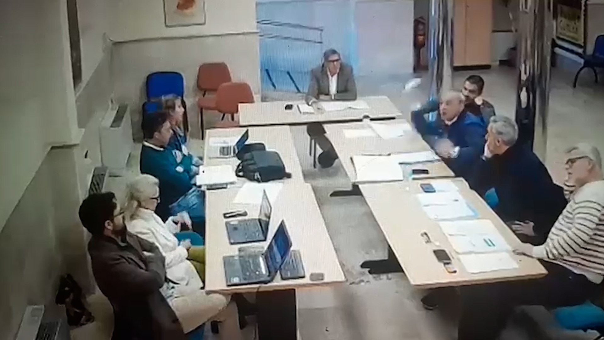 El escenario pol�tico en el Ayuntamiento de Aranjuez ha sufrido un vuelco radical tras la confirmaci�n de la renuncia de Jos� Mar�a Cerme�o, edil socialista y hasta ahora responsable de �reas como Desarrollo Tecnol�gico e Inform�tica. Cerme�o entregar� su acta este martes despu�s de haber "reconocido su comportamiento inadecuado" durante una comisi�n informativa celebrada a finales de febrero, en la que protagoniz� un grave altercado con el portavoz de Vox, David Esteban Fern�ndez Dom�nguez.
Los hechos se desencadenaron mientras los representantes municipales debat�an una propuesta presentada por Vox para exigir una auditor�a completa de la red de Cercan�as C-3 al Ministerio de Transportes. Seg�n consta en la denuncia presentada ante la Polic�a Nacional, la discusi�n deriv� r�pidamente en un enfrentamiento verbal de alta intensidad. En el transcurso del debate, se habr�an proferido descalificaciones mutuas: el concejal socialista habr�a llamado "gilipollas" y "fascista" al representante de Vox, quien por su parte respondi� calificando a Cerme�o de "vago".
La tensi�n alcanz� su punto cr�tico cuando, seg�n el relato de los hechos respaldado por pruebas videogr�ficas, Cerme�o "lanz� de manera agresiva un recipiente con caf�" en direcci�n al rostro del portavoz de Vox. Aunque el edil de Vox logr� esquivar el proyectil por reflejo, el impacto fue de "tal violencia" que el recipiente termin� golpeando con fuerza la pared de la sala. Este episodio forz� la interrupci�n de la comisi�n y la mediaci�n de los presentes para evitar que el enfrentamiento pasara a mayores.
Desde la formaci�n de Santiago Abascal se ha solicitado la imputaci�n penal de Cerme�o por cinco delitos, destacando el de "atentado contra la autoridad p�blica por agredir al concejal durante el ejercicio de sus funciones", adem�s de tentativa de lesiones y un delito de odio por las alusiones "vinculadas al odio ideol�gico".
Por su parte, aunque el PSOE de Madrid ha forzado la dimisi�n al confirmar que el edil ha "reconocido su comportamiento inadecuado", el grupo municipal socialista de Aranjuez ha denunciado que el portavoz de Vox lleg� a "amenazar de muerte" a miembros de su bancada. Asimismo, los socialistas ribere�os acusan a Fern�ndez de mantener, desde que asumi� su cargo, "actitudes machistas a los concejales y concejalas de nuestro grupo municipal" en cada sesi�n plenaria bajo la supuesta connivencia del alcalde. Pese a estos reproches cruzados, la salida de Cerme�o se materializar� de forma inmediata para intentar cerrar la crisis institucional.