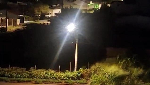 Curto-circuito em poste gera explosões e assusta moradores no Pioneiros Catarinenses
