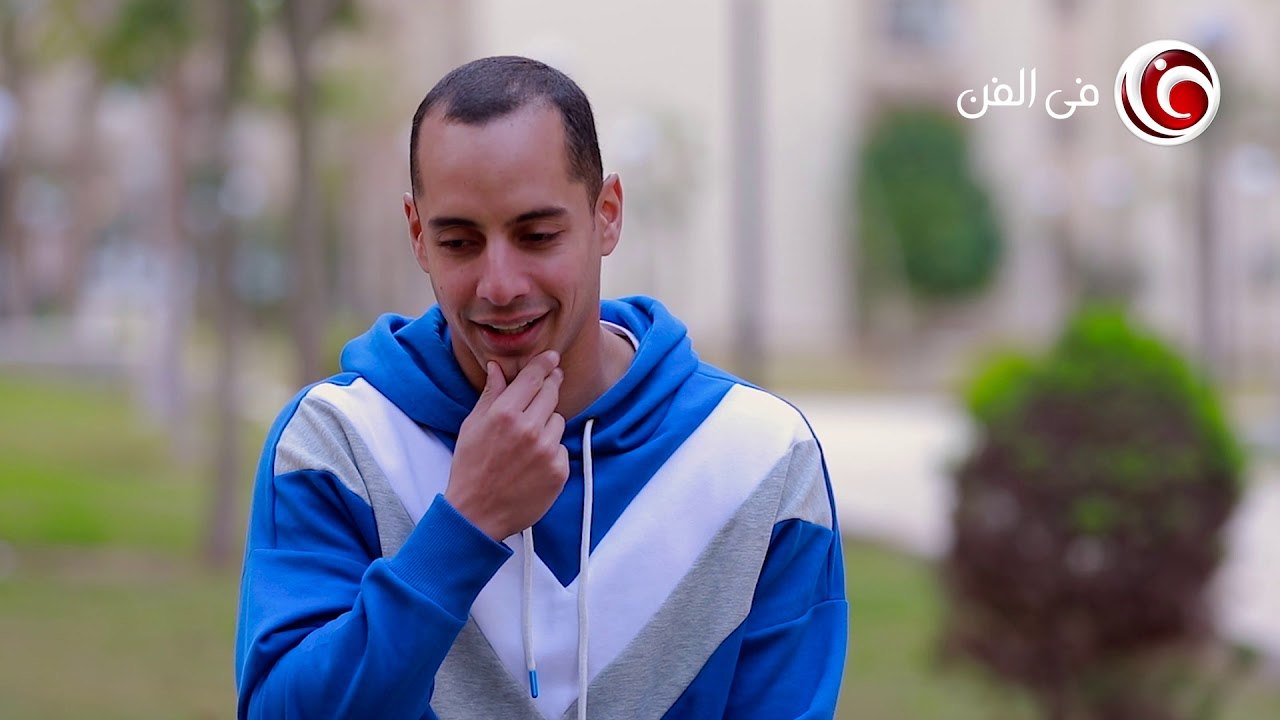 عمرو وهبة يحاول ترجمة "ملقوش في الورد عيب قالوا أحمر الخدين" | Filfan