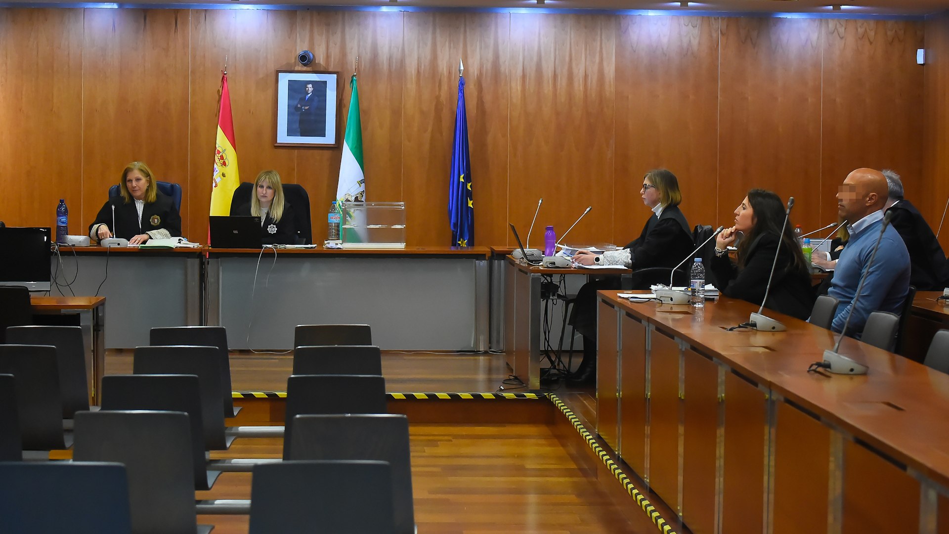 El juicio por el asesinato de Paula, la joven de 28 a�os que perdi� la vida en mayo de 2023 en Torremolinos, ha arrancado este lunes en la Audiencia Provincial de M�laga con un testimonio que ha desatado la indignaci�n de los familiares de la v�ctima. El �nico acusado, Marco R., ha reconocido frente al jurado popular ser el autor de la muerte, aunque ha intentado justificar la extrema violencia del ataque present�ndolo como una fatalidad fortuita.
Desde el banquillo, Marco R. ha mantenido una actitud serena, asegurando que su intenci�n "en ning�n momento fue mi intenci�n causarle da�o". Seg�n su relato, la tragedia se produjo durante un forcejeo en el que, asegura, la v�ctima tuvo el cuchillo "en todo momento". El procesado ha admitido que manten�an una "relaci�n t�xica", pero ha negado tajantemente los malos tratos.
Para explicar el origen de las heridas, Marco R. ha ofrecido una versi�n dif�cil de encajar con los informes forenses: "Nos vimos envueltos en una pelea con cuchillo enmedio y provoqu� la herida mortal al empujar su brazo para desviar los golpes". En su declaraci�n, ha afirmado que solo estaba "desviando la trayectoria" del arma "para salvarse". Adem�s, ha querido mostrar un "arrepentimiento sincero", calific�ndose a s� mismo como "un imprudente" y admitiendo que "deber�a haber evitado este sufrimiento" porque "comet� el error m�s grande de mi vida".
La versi�n del accidente choca frontalmente con la realidad forense presentada por la Fiscal�a y la acusaci�n particular. Paula muri� tras recibir 16 pu�aladas, dos de ellas mortales por la espalda y el costado, con profundidades de hasta 15 cent�metros que le provocaron un shock hipovol�mico. Mientras que la v�ctima presentaba numerosas heridas defensivas en extremidades, el acusado solo ten�a un corte en la mano y algunos rasgu�os en el brazo.
La acusaci�n, dirigida por el abogado Guillermo Smerdou, sostiene que el crimen "fue muy preparado", indicando que Marco R. rob� el arma una semana antes y que el d�a de los hechos "la enga��" al decirle "que no estaba en la casa", lugar donde finalmente la joven "encontr� la muerte". Los informes psicol�gicos del acusado son demoledores, reflejando una "baja empat�a y frialdad emocional, fuerte control, sesgos cognitivos respecto a roles de g�nero y factores de riesgo compatibles con violencia".
La Fiscal�a solicita 28 a�os de prisi�n por asesinato y malos tratos habituales, alegando que el acusado ten�a "unos celos enfermizos" y que durante la relaci�n "la aisl� y desacredit�", llegando incluso a prohibirle ir al m�dico durante su embarazo. Adem�s, se ha recordado que Paula estaba "luchando" por recuperar a sus hijos en el momento de su muerte.
Este caso ha cobrado una dimensi�n medi�tica a�n mayor al descubrirse, tras la detenci�n de Marco R., el cuerpo de otra expareja suya, Sibora, emparedado en una vivienda que ambos compartieron a�os atr�s. Mientras tanto, su defensa insiste en buscar "matices peque�os" que diferencien el asesinato del homicidio, afirmando que su cliente "No iba a matar, pero mat�. Ese momento, sin ser preparado, efectivamente ocurri�" dentro de unos "hechos objetivos innegables" por su "extrema gravedad". El juicio continuar� esta semana con la declaraci�n de testigos clave.
