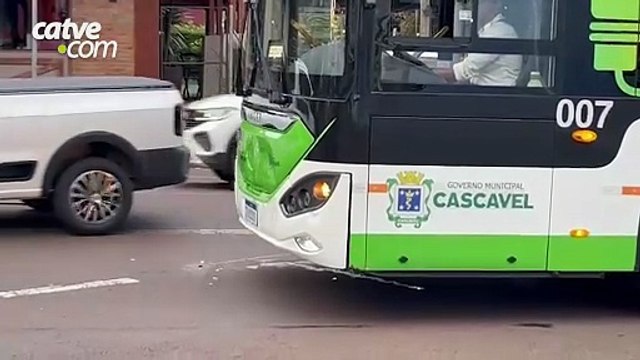 Carro e ônibus batem na Avenida Brasil, ao lado da Praça do Migrante