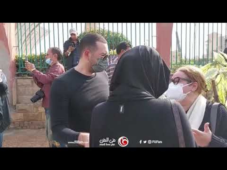 دنيا سمير غانم  ومعز مسعود ووفاء عامر ومنى عبد الغني وياسمين الخيام في جنازة الفنانة سهير البابلي