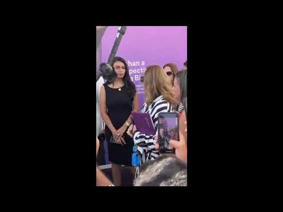 وصول يسرا والمخرجة إيناس الدغيدي وزوجها لمعرض يسرا الفني احتفاء بتاريخها الفني الذي وصل 50 عاما