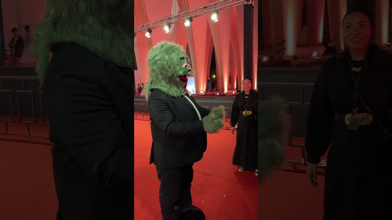 شخصية فيلم "السادة الأفاضل" الكارتونية ودعاية غير تقليدية على السجادة الحمراء للعرض الخاص للفيلم