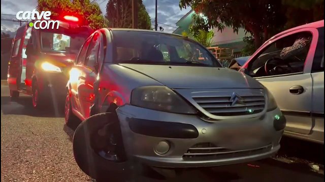 Dois ocupantes de carro ficam feridos após acidente no bairro Cascavel Velho
