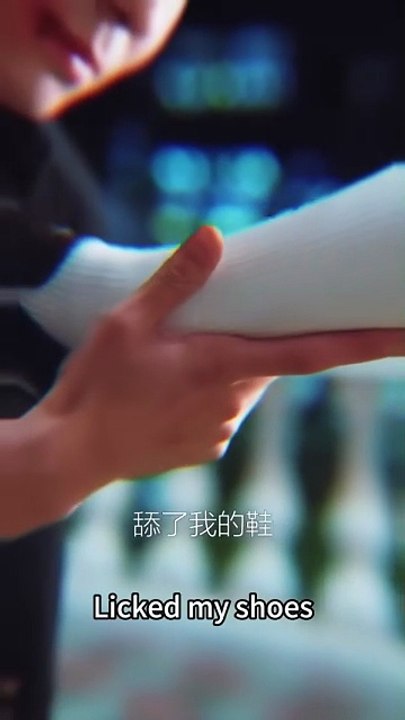 However, when she first met the beautiful and tragic male protagonist Lu Yijin, she was still soft-hearted and gave up making things difficult, but she didn't know that he had already been secretly paranoid about her and loved her