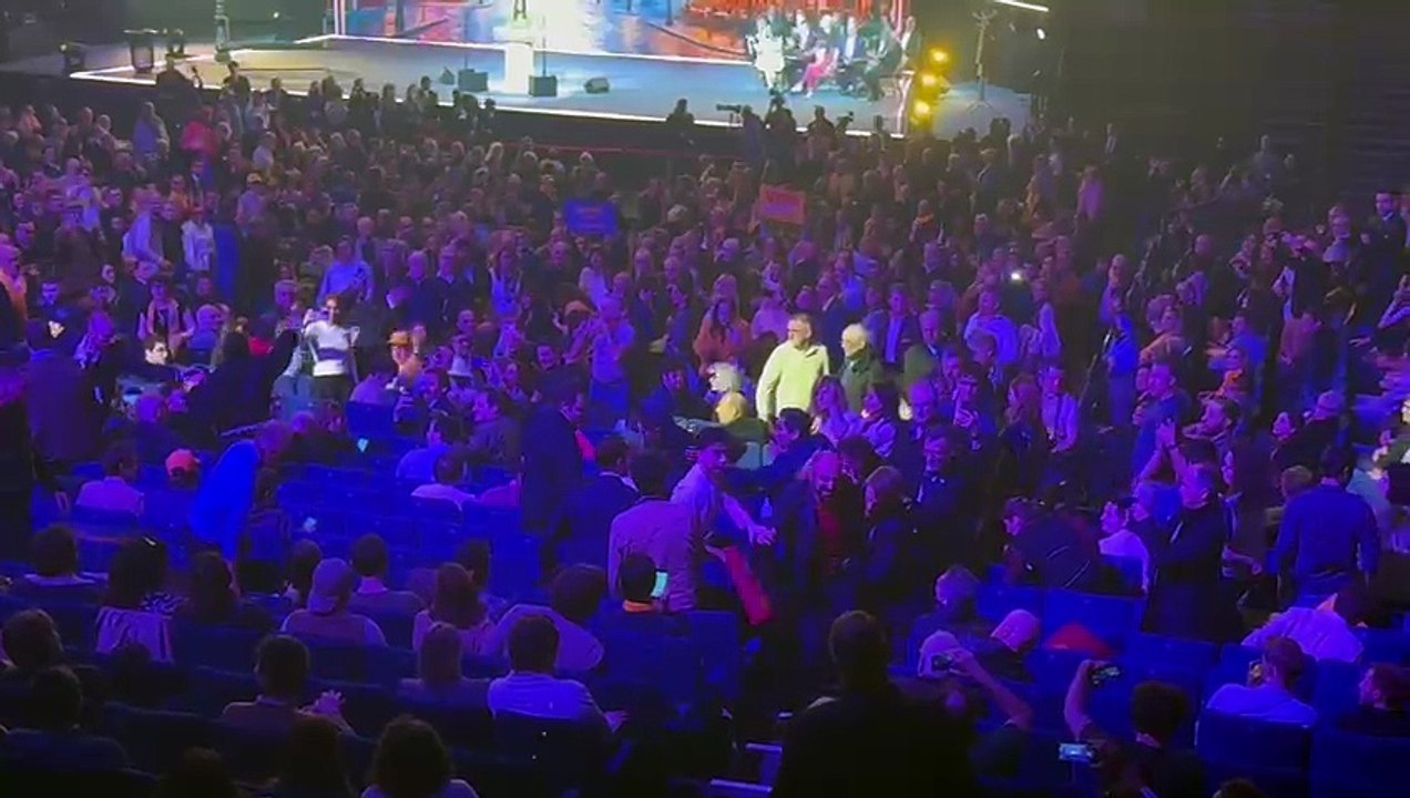 EXCLUSIF : Les images des incidents hier soir au meeting de Sarah Knafo quand des individus d'extrême-gauche interviennent en hurlant : 'Pas de fachos à Paris"