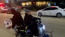 Eşinin kullandığı motosiklette davul çalarak mahalleliyi sahura kaldırıyor