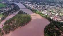 Bundaberg residents told to leave immediately as floodwaters rise