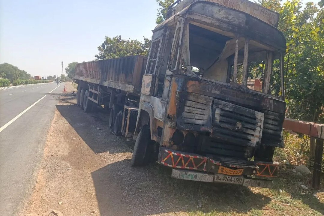 हाइवे पर चलते ट्रेलर में लगी आग, चालक ने कूद कर बचाई जान