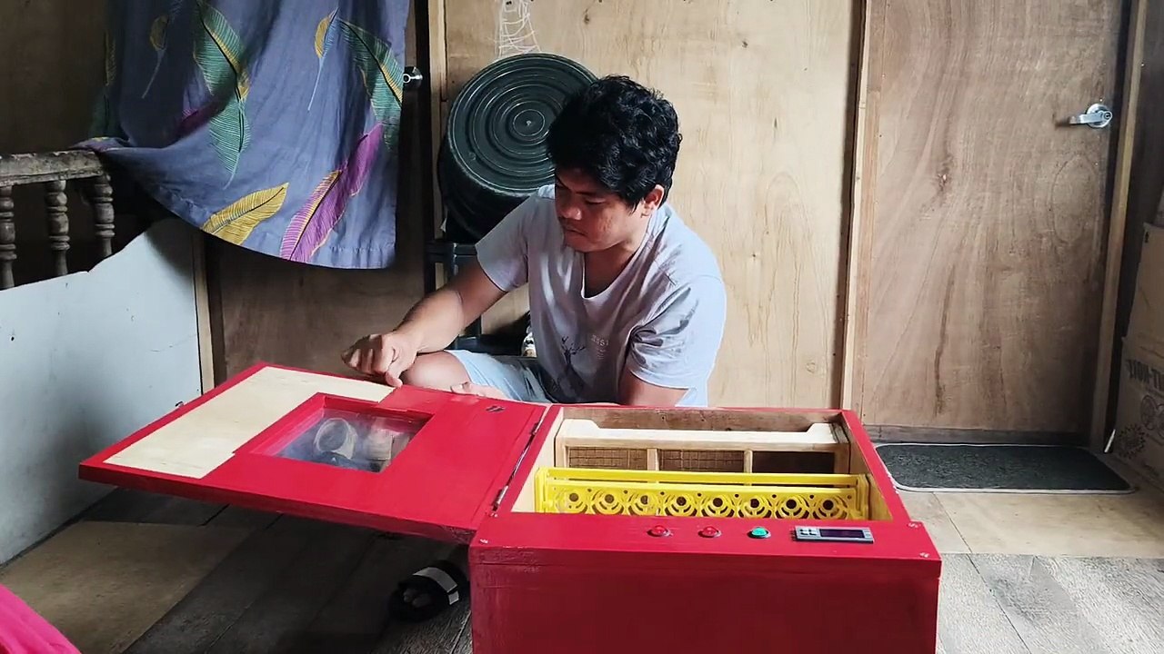 Jeffrey's DIY Egg Incubator is Finally Finished! 🥚✨
